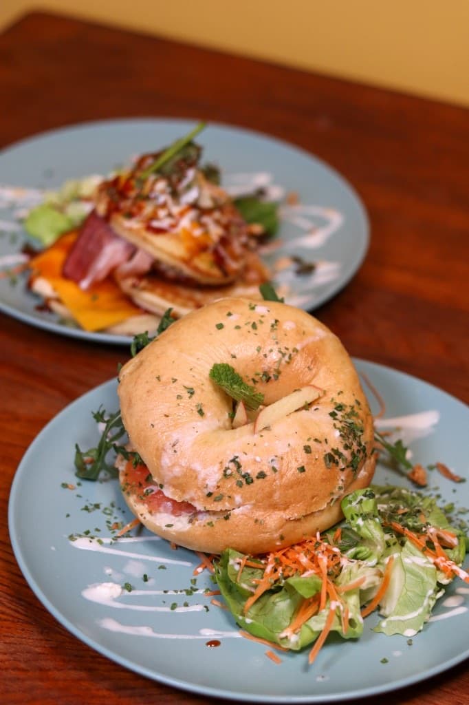 Assiettes brunch avec bagel