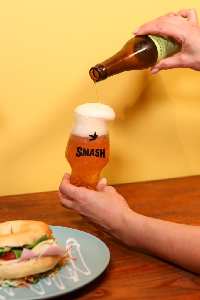Bière servie avec une assiette brunch