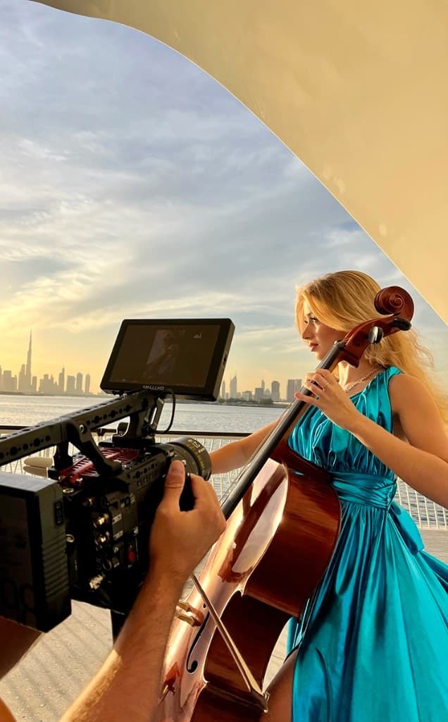 Giulia pendant un tournage musical à Dubai Creek