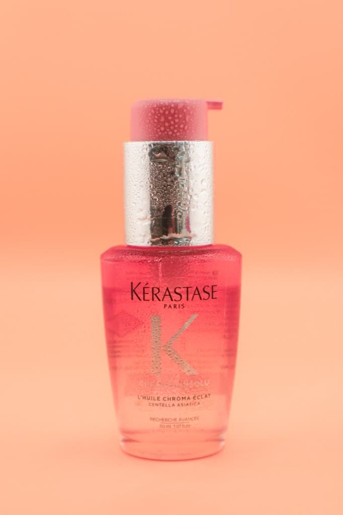 Packshot Kérastase rose sur fond pêche