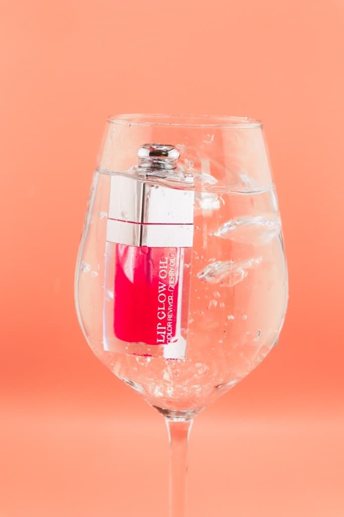 Packshot lip oil dans un verre d'eau