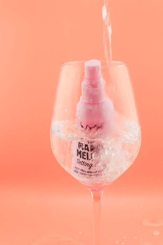 Packshot Milk Makeup dans un verre d'eau